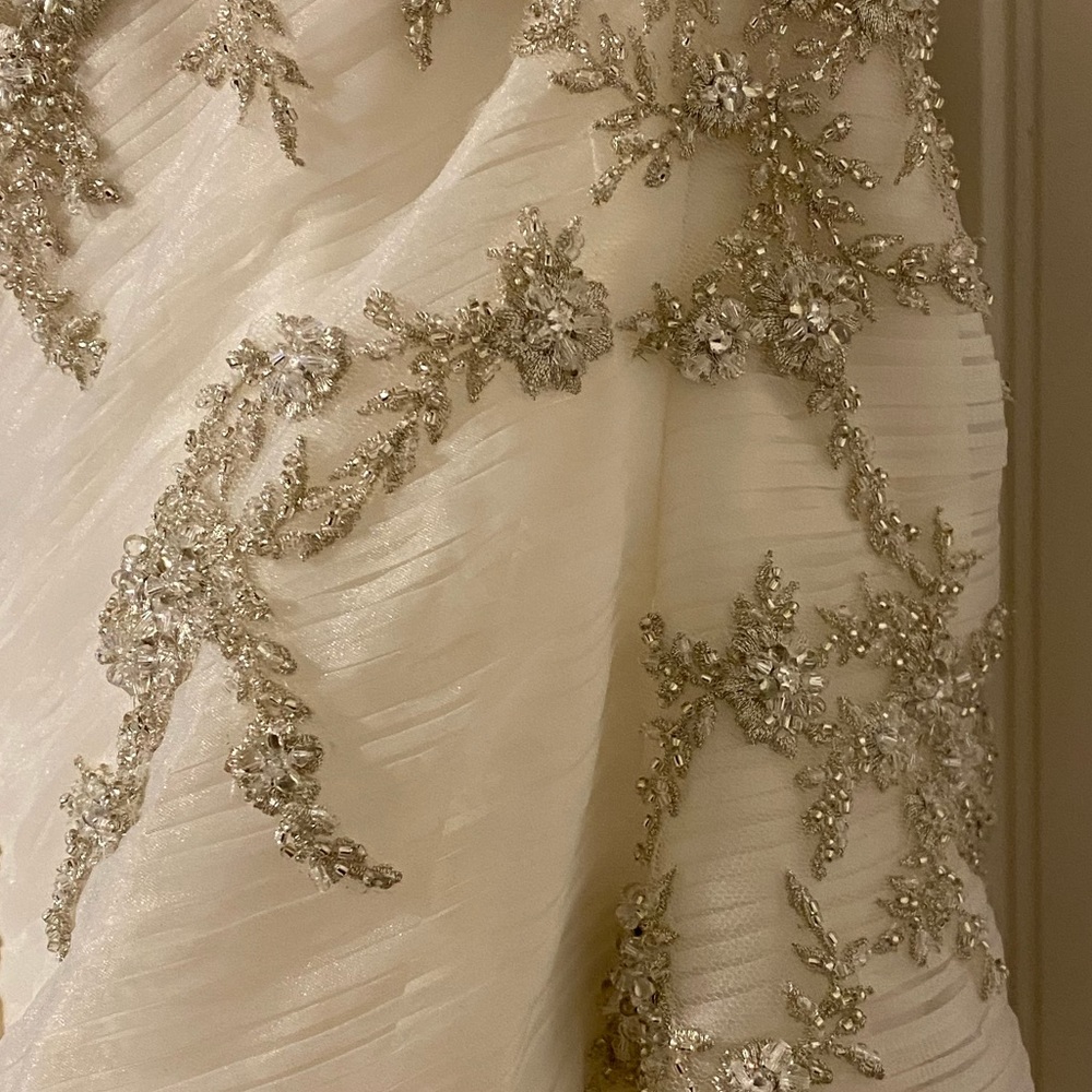 New! Never Worn, Never Altered Size 16 WINNIE COUTURE Wedding dress/Wedding gown